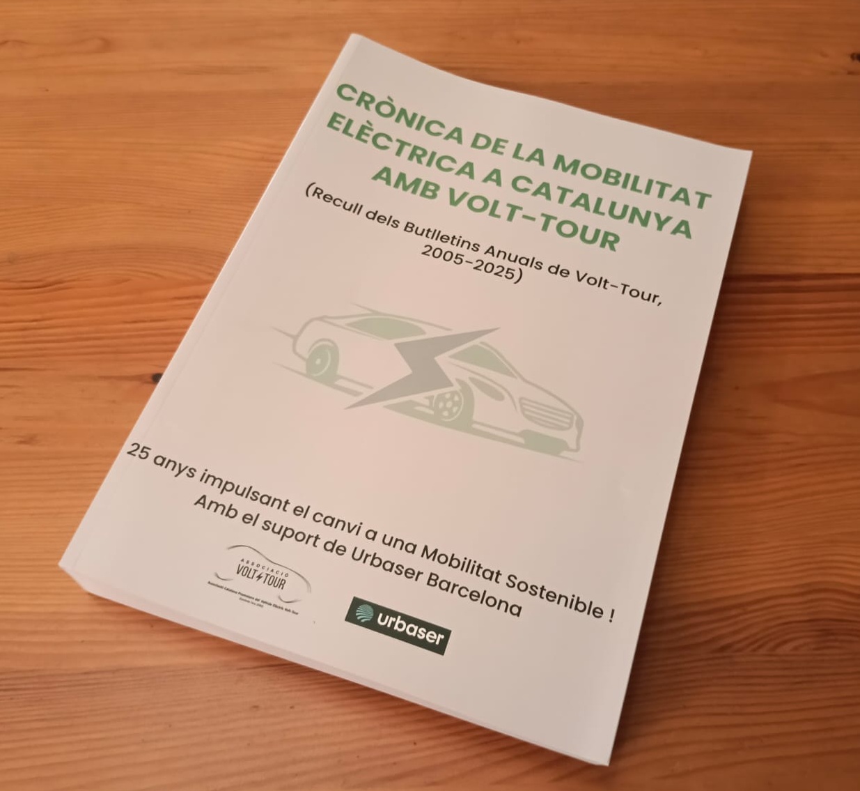 Llibre Cr&ograve;nica de la Mobilitat El&egrave;ctrica a Catalunya amb Volt-Tour