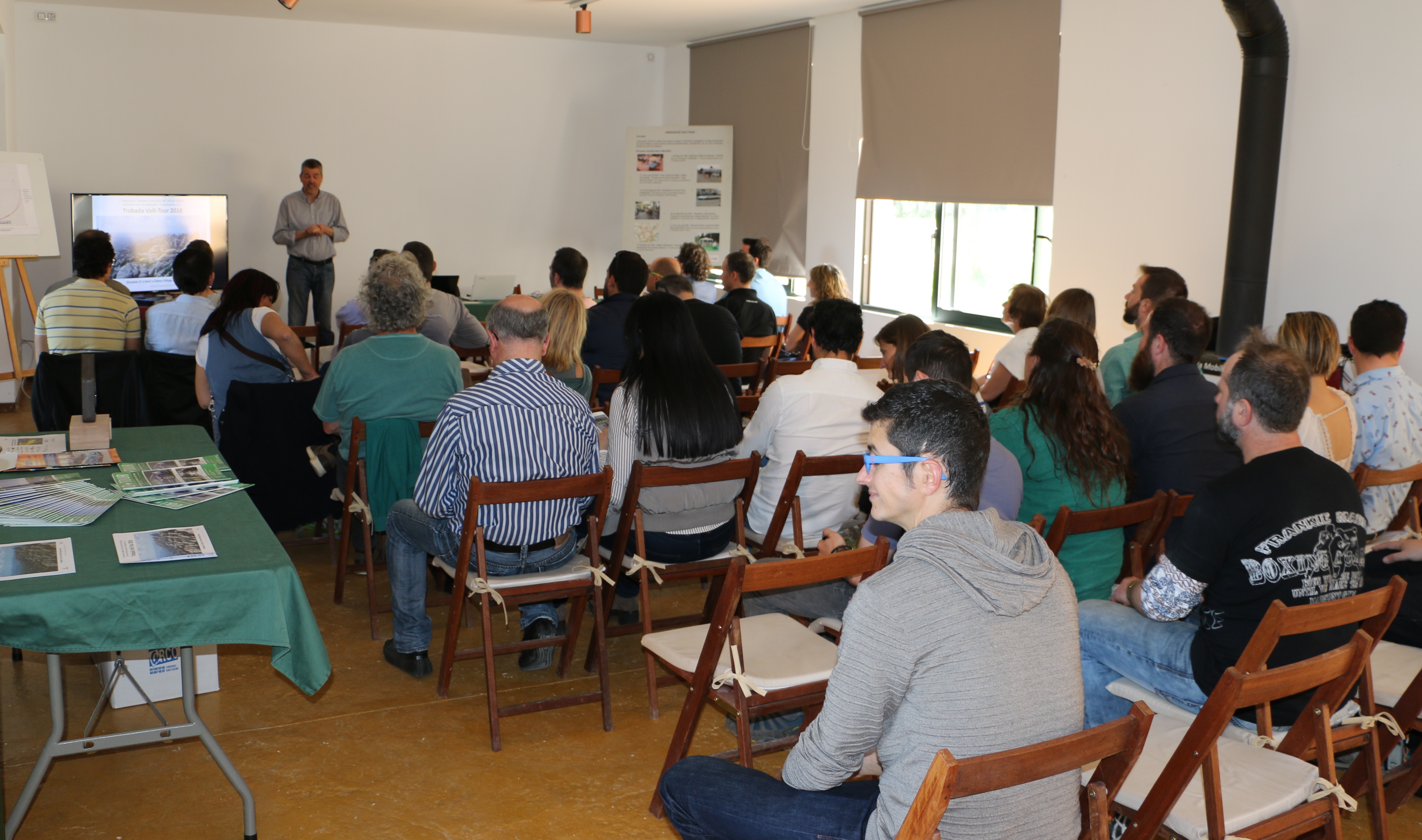 Assistents escoltant una presentaci&oacute; en una trobada de Volt-Tour