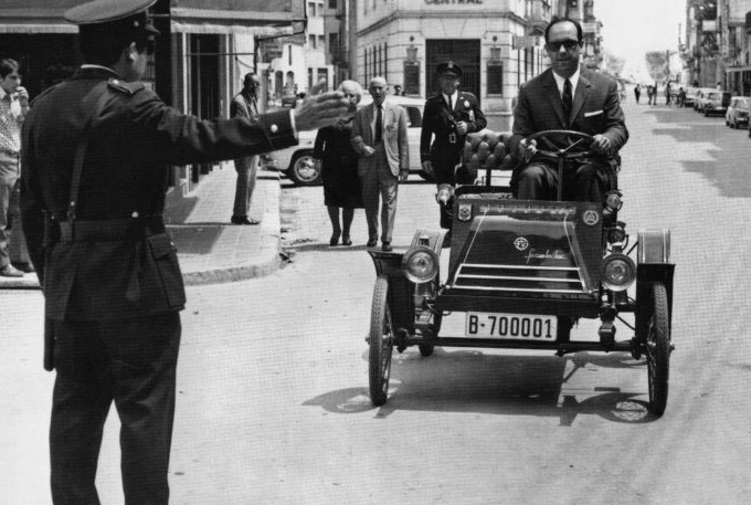 Vehicle elèctric Ferret circulant per un carrer