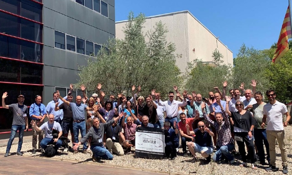 Foto de grup de Volt-Tour l’any 2022 davant d’un edifici