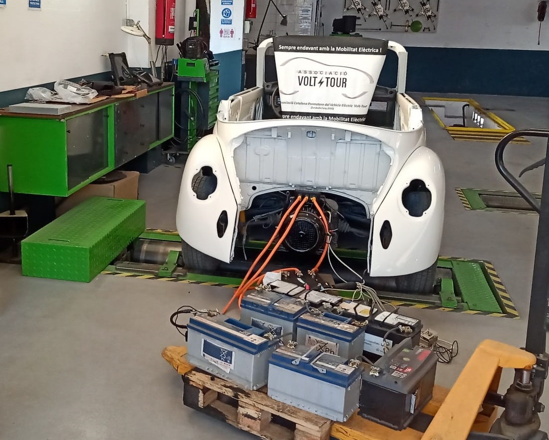 Vehicle tèrmic convertit a vehicle elèctric al taller de CON-VER-TA